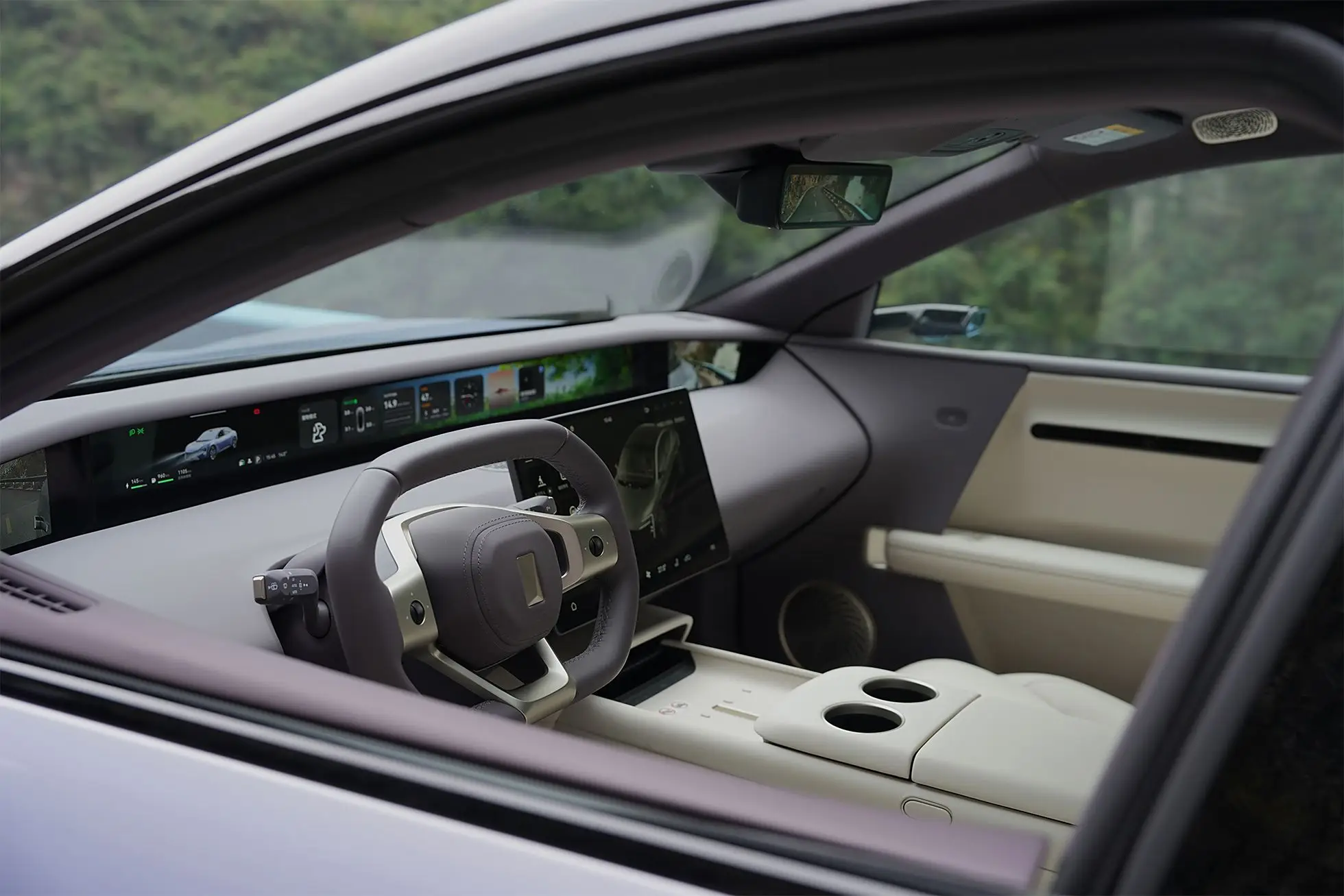 Внутреннее зеркало с потоковым мультимедиа